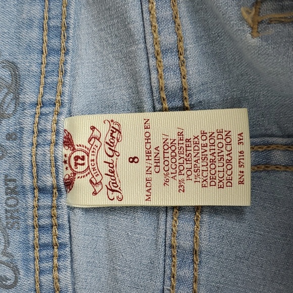 Faded Glory Women's Light Wash Frayed Edge Cuffed Denim Shorts - Picture 7 of 8